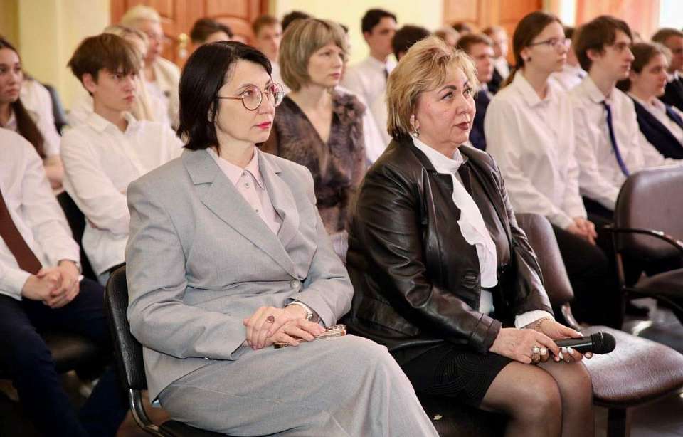 Готовность воронежского лицея к ЕГЭ проверила министр образования 