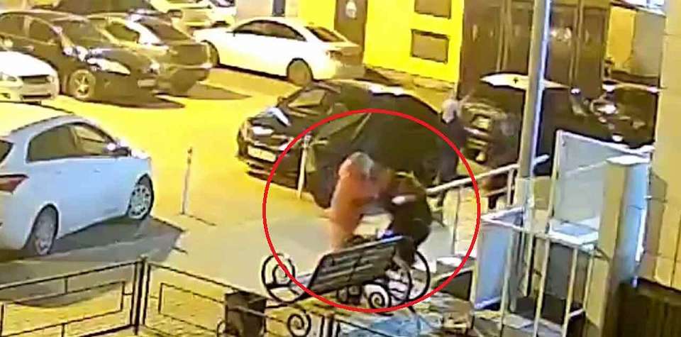 В воронежском дворе женщина напала на инвалида-колясочника