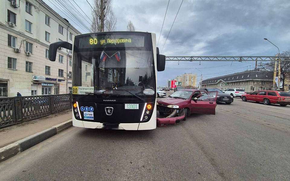 Иномарка врезалась в пассажирский автобус в центре Воронежа