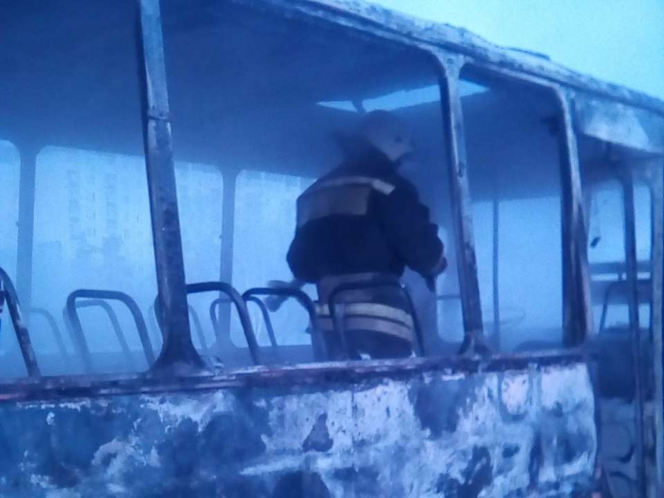 Из-за пожара в пассажирском автобусе пострадали два автомобиля в Воронеже