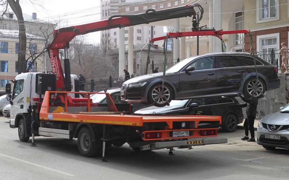 Не прекращается в Воронеже эвакуация автомобилей со скрытыми номерами или без них
