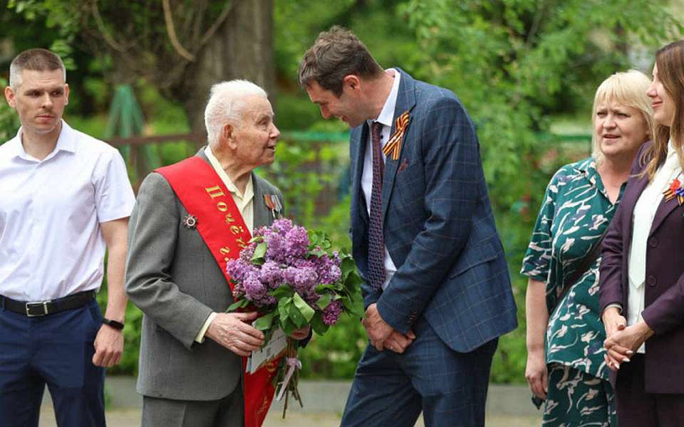 98 лет исполнилось почетному гражданину Воронежа Николаю Акулову