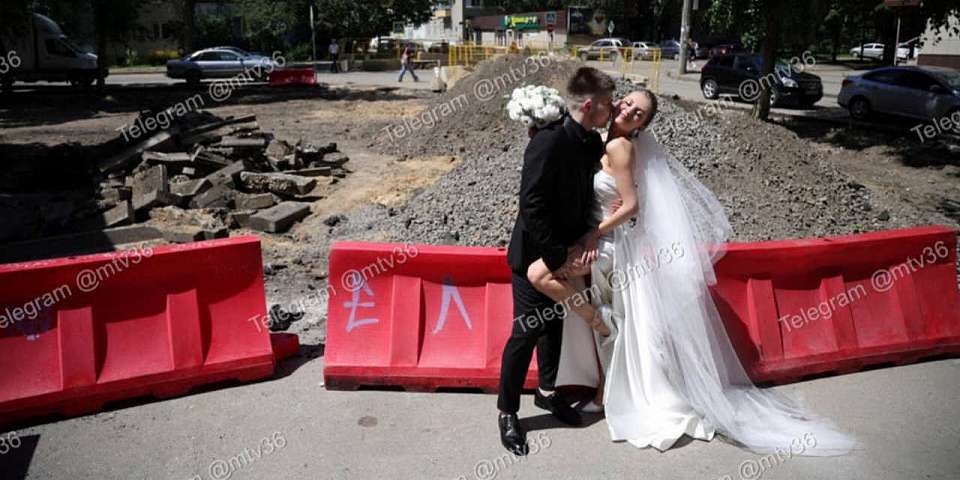 Фоном для фотосессии воронежских новобрачных стала вырытая коммунальщиками яма