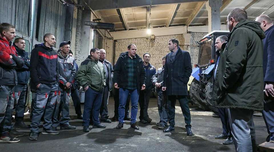 Зарплату, жильё и бережную уборку обсудили коммунальщики с мэром Воронежа