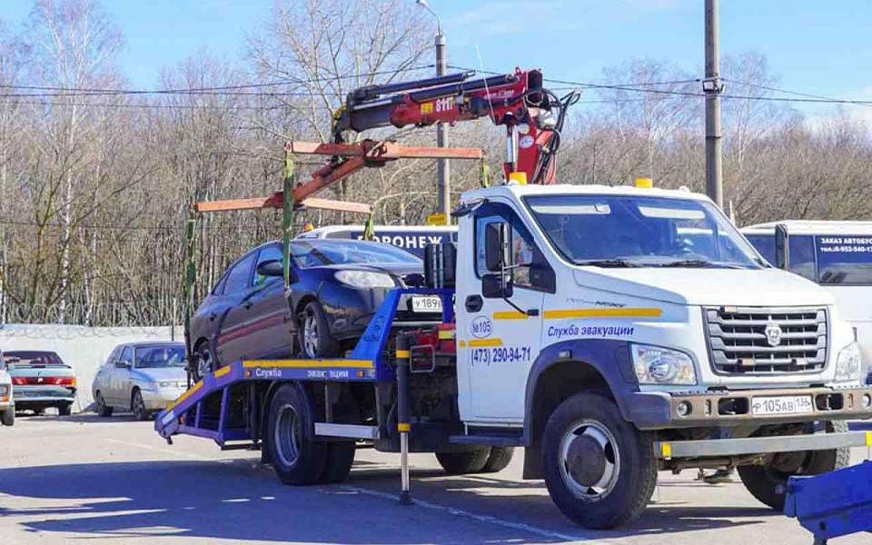 В Воронеже эвакуировали 107 машин с закрытыми номерами