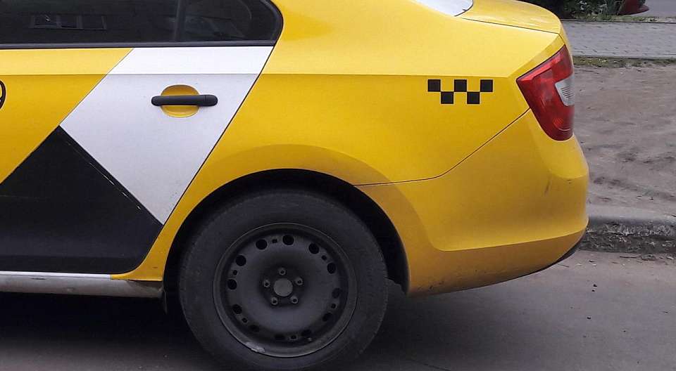 Такси врезалось в автобус в центре Воронежа