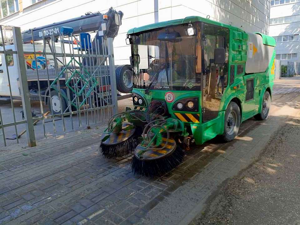 В Ленинском районе наводят порядок на подведомственных участках