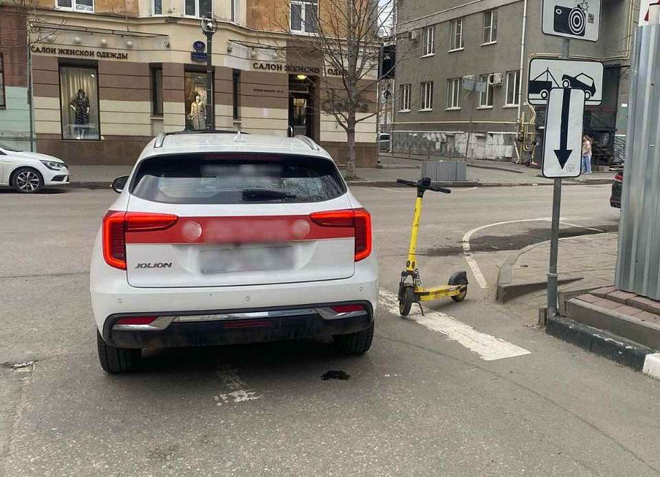 Под колеса авто в Воронеже попали двое детей на электросамокатах