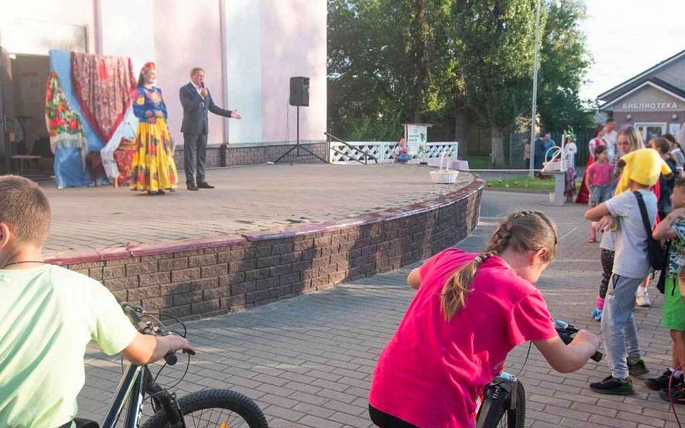 Яблочный спас отметили в воронежских микрорайонах