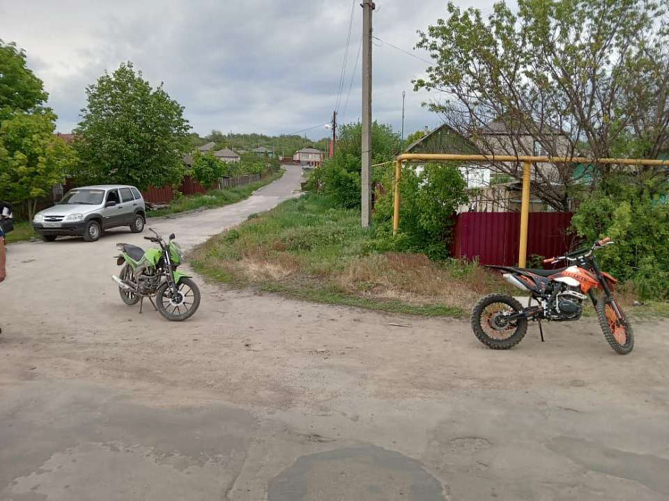 Два воронежских подростка попали в больницу после столкновения на мотоциклах