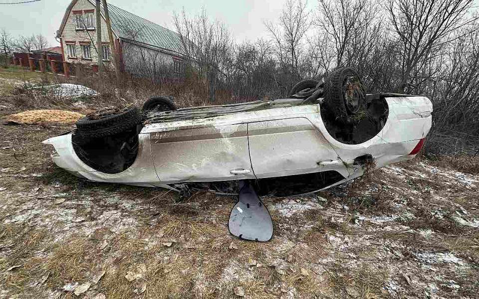 Погиб 36-летний водитель перевернувшейся иномарки в Воронежской области