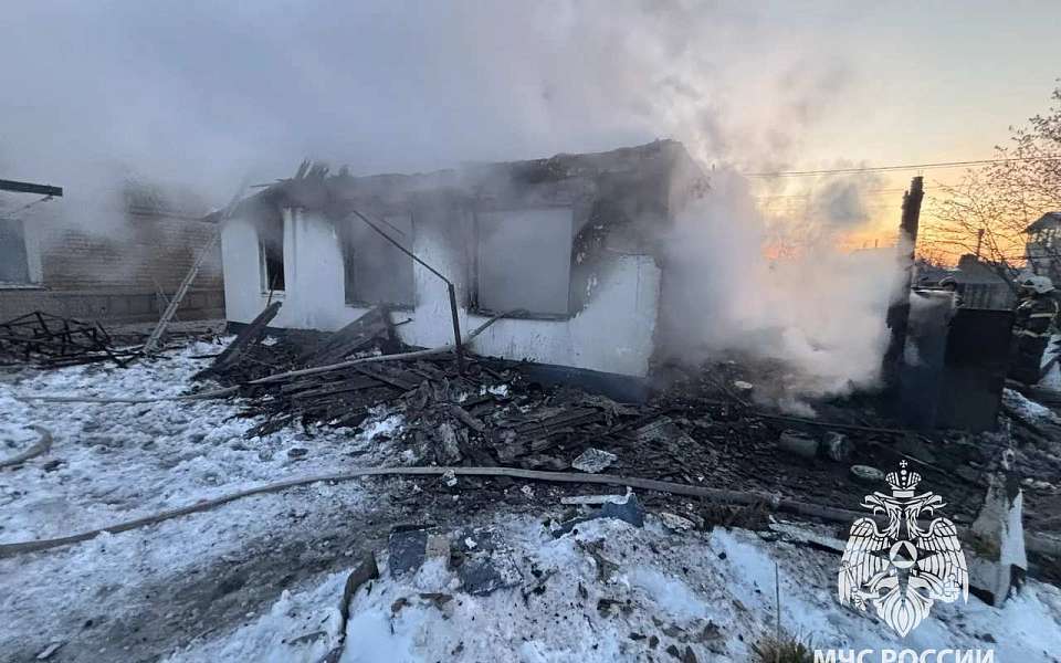 В Воронеже сгорел мужчина, вернувшийся в горящий дачный дом за вещами  