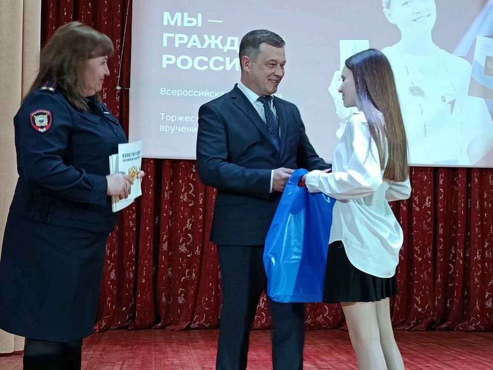 Депутат Сергей Талдыкин поздравил подростков Придонского со вступлением во взрослую жизнь