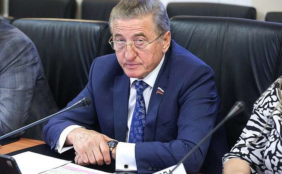 Мэр Воронежа Сергей Петрин поздравил с днем рождения заслуженного строителя, сенатора Сергея Лукина