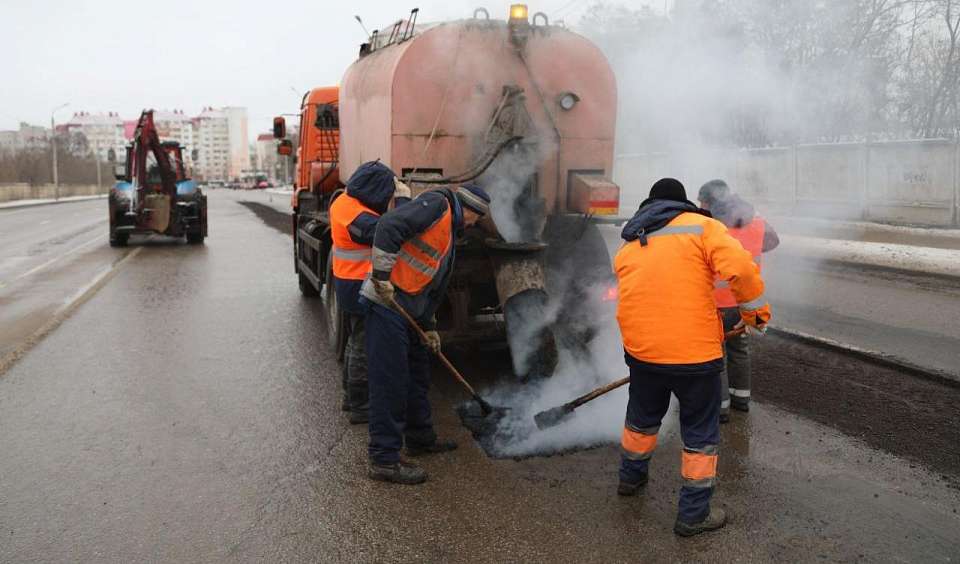 Разогретый асфальтобетон позволяет ремонтировать дороги даже в снегопад, рассказал мэр Воронежа