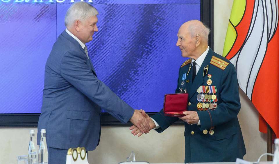 Воронежцам губернатор вручил государственные и региональные награды