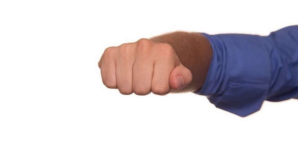 Возле здания администрации воронежского села молодой человек напал на чиновника