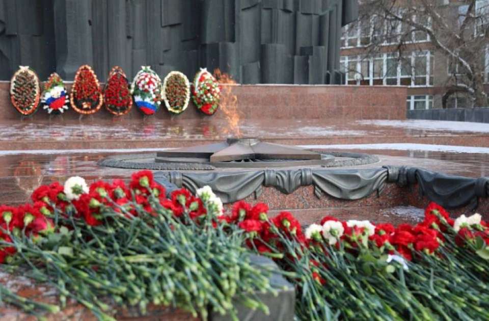 На площади Победы в Воронеже почтили память павших защитников Отечества