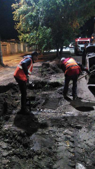 В Коминтерновском районе идет очистка ливнеприемников