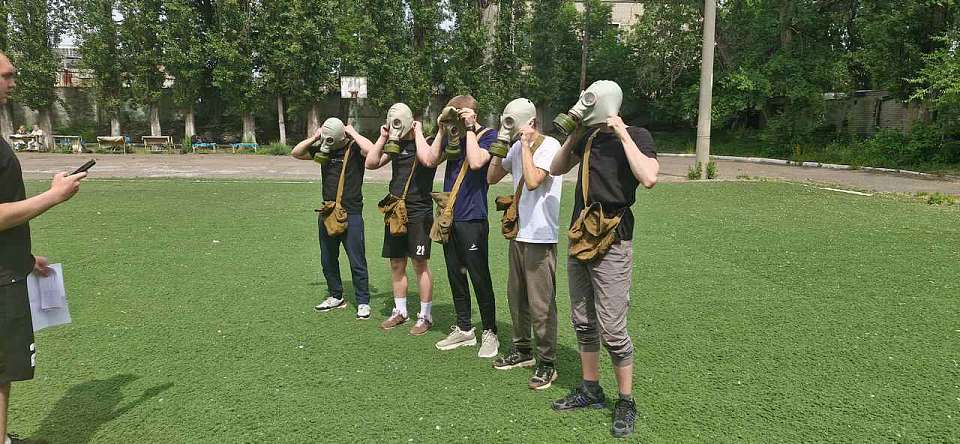 Управа района организовала для студентов техникумов военно-спортивную игру «Террористам плотный заслон!»