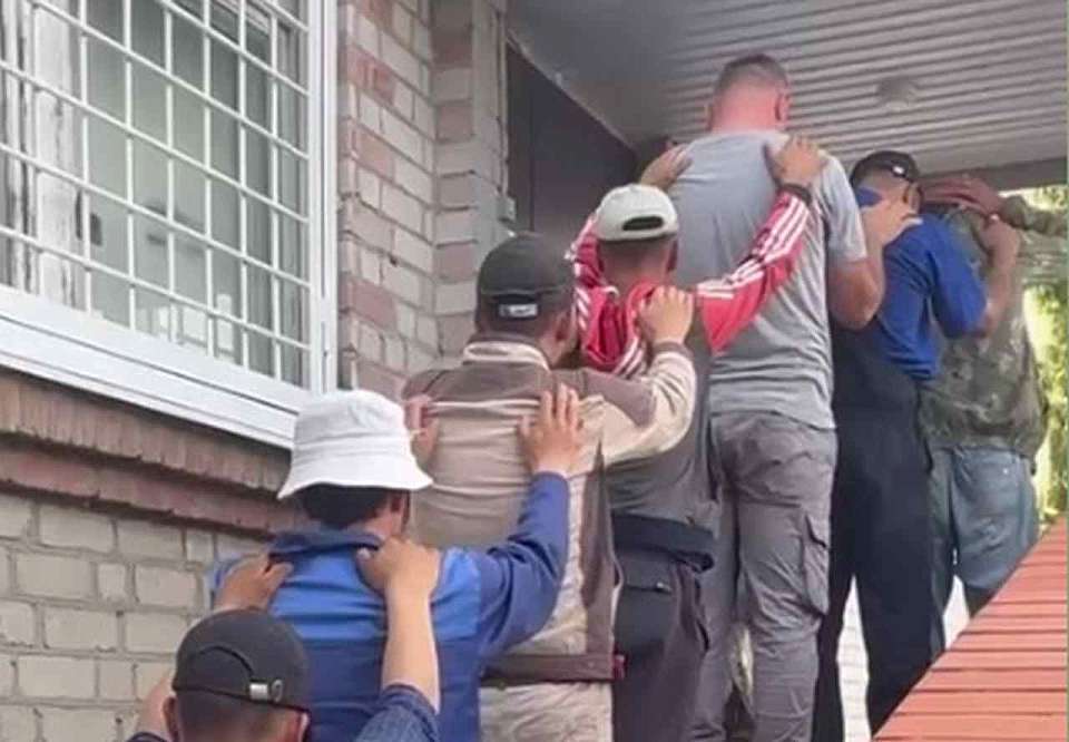 В районе Воронежской области 5 мигрантов из Узбекистана наказали за нелегальную работу