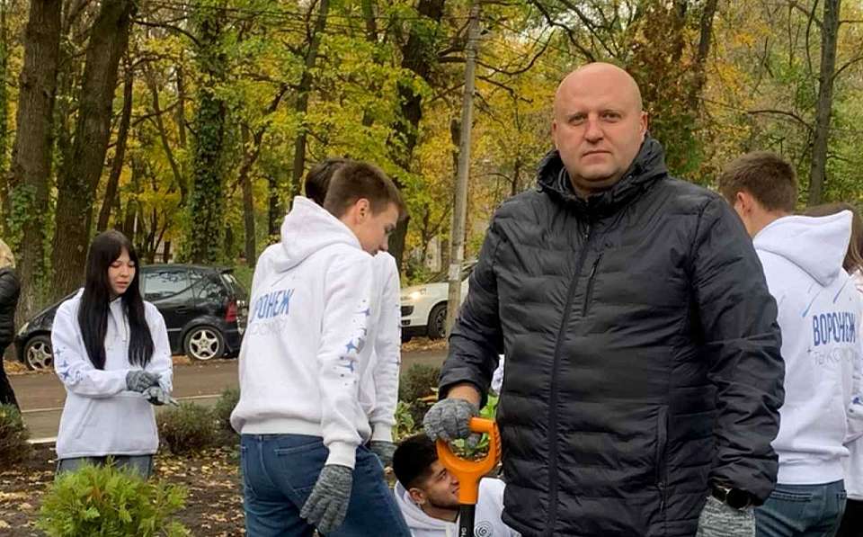 Руководитель управы Центрального района Воронежа Игорь Галкин принял участие в закладке аллеи отцов 