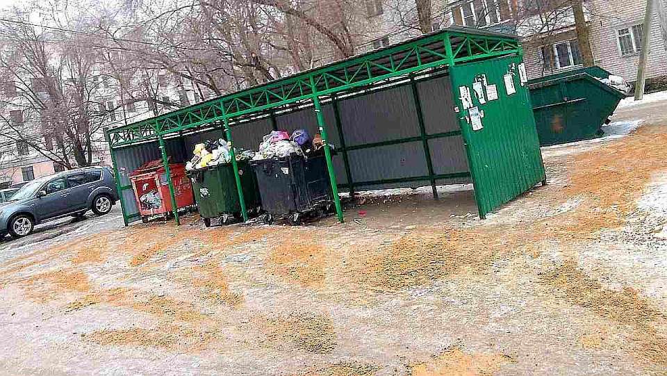 Борьба с чудовищным гололёдом в Воронеже продолжается