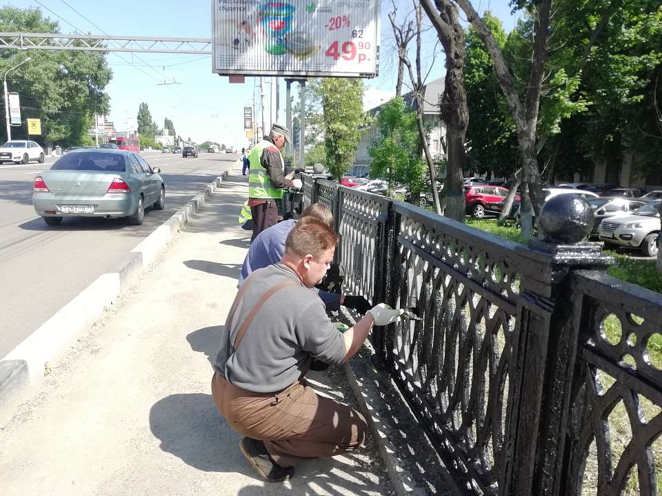 В Коминтерновском районе ведутся работы по уборке и благоустройству территорий