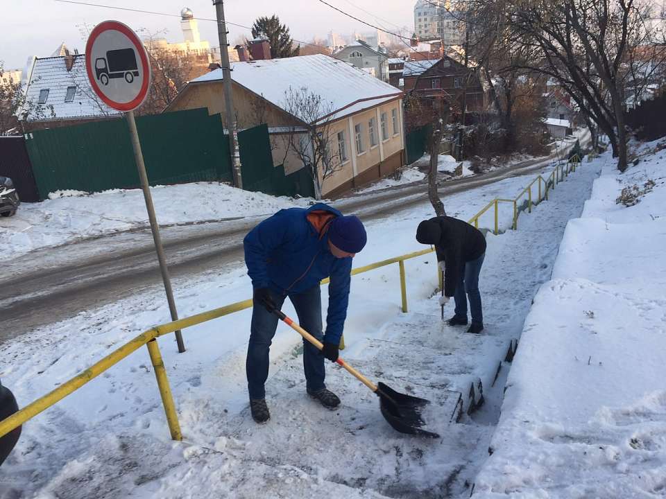 В Центральном районе приступили к очистке  нагорных лестниц от снега и наледи