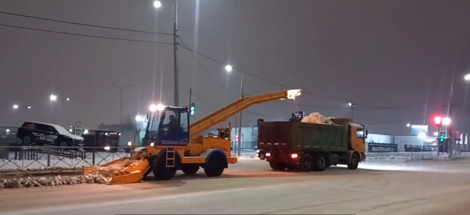 Воронежцам показали, как коммунальщики убирали ночной город от снега