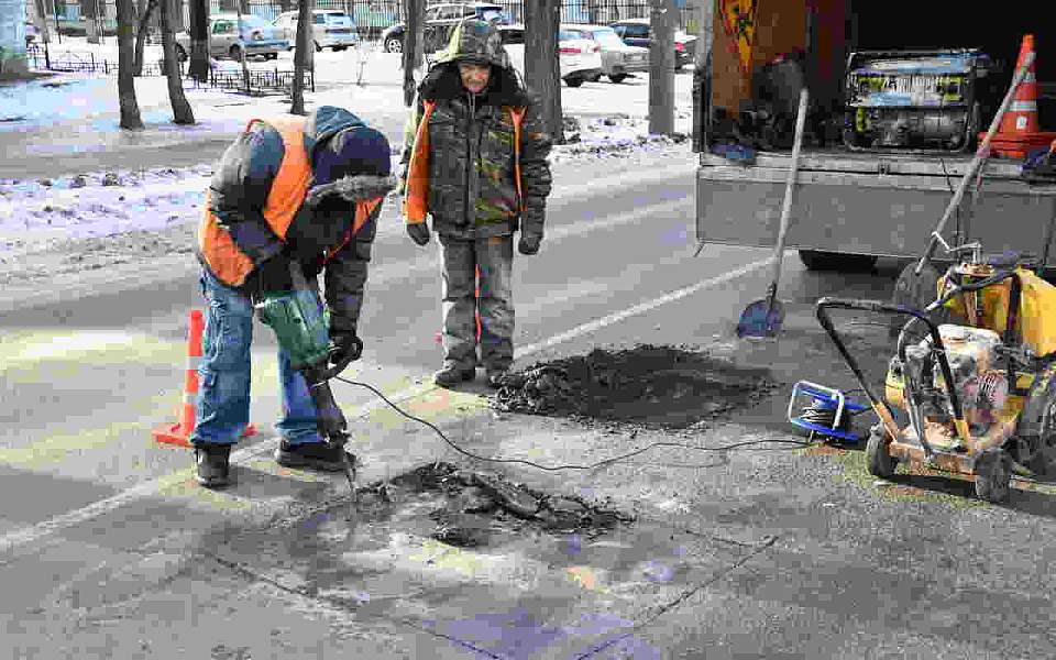 В Железнодорожном районе выполняется зимний ямочный ремонт дорог