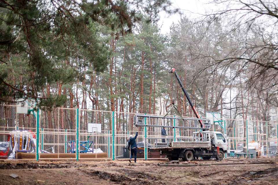 Площадки под аттракционы начали устанавливать в воронежском парке «Танаис»