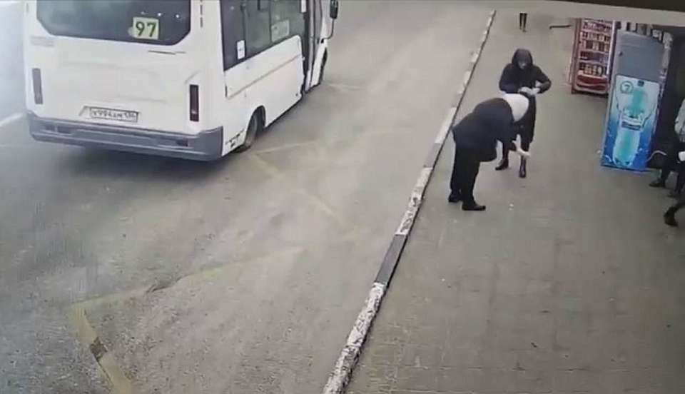 Женщина повредила палец, пытаясь закрыть дверь в воронежской маршрутке