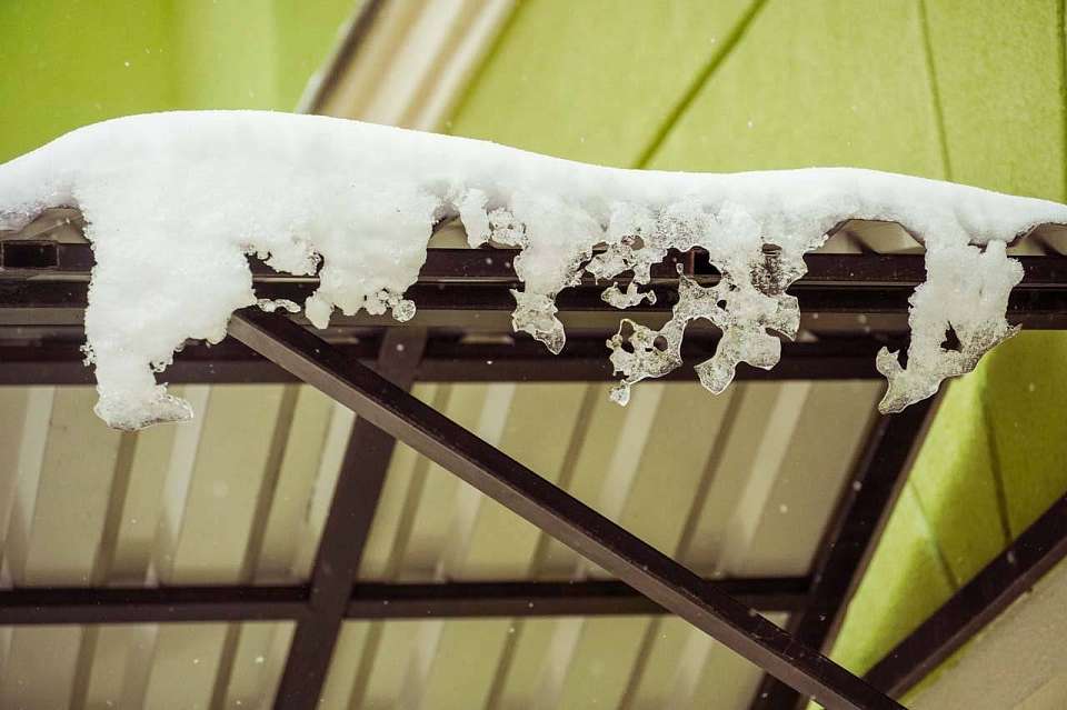 Директора магазина отдали под суд за падение снежной глыбы на жительницу Воронежа