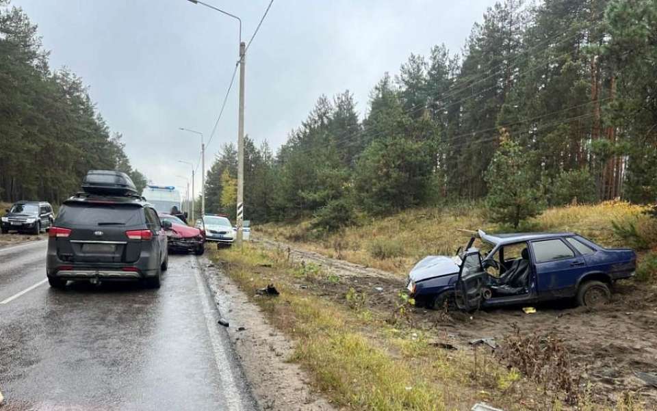 В массовом ДТП пострадали 4 человека в воронежских Семилукских Выселках