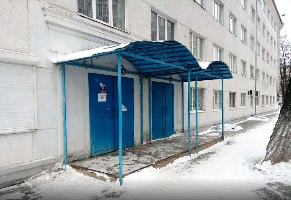 Пожарные экстренно прибыли к задымлённому общежитию воронежского госуниверситета