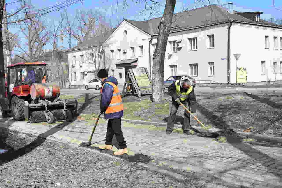 В Железнодорожном районе не сбавляют темпы весенней уборки