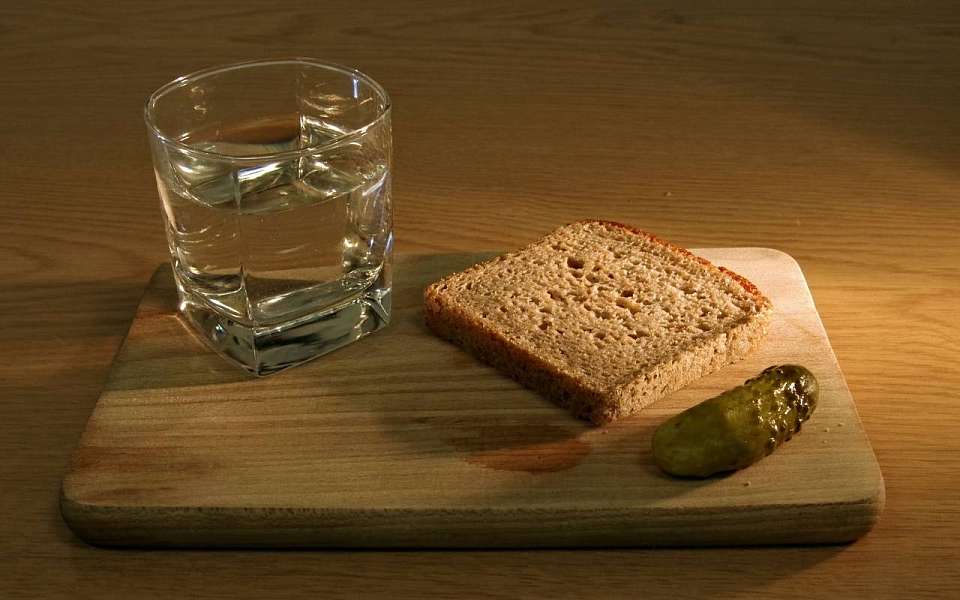 Воронежцам рассказали, куда можно сообщить о незаконной торговле алкоголем