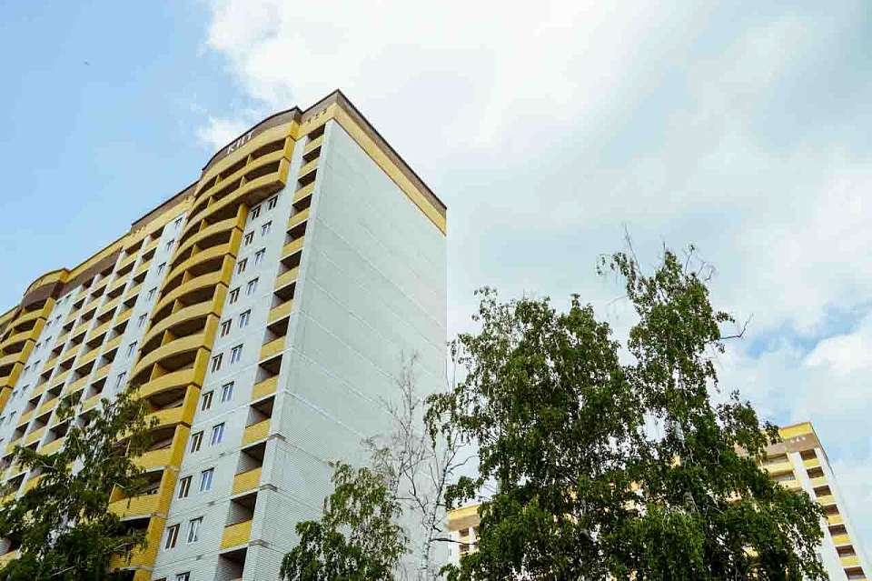 Погибла выпавшая из окна многоэтажки женщина в Воронеже