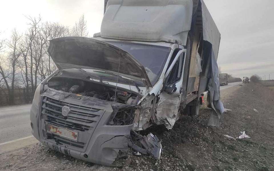 Водитель грузовика пострадал в ДТП с автоцистерной в Воронежской области