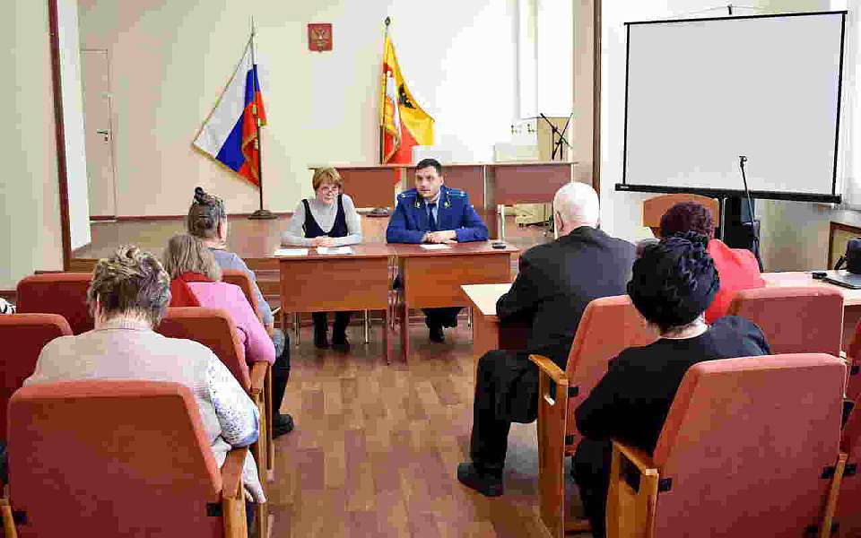 В Ленинском районе завсегдатаев клуба ЖКХ консультировал прокурор