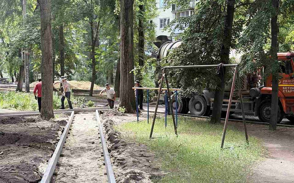 Во дворах многоквартирных домов продолжаются работы по благоустройству