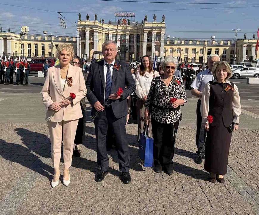 В Воронеже возложили венки к памятнику Ивана Черняховского