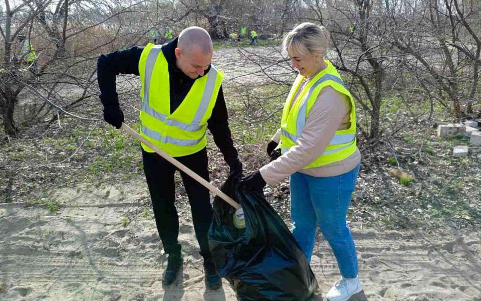 В Ленинском районе чистоту наводят все