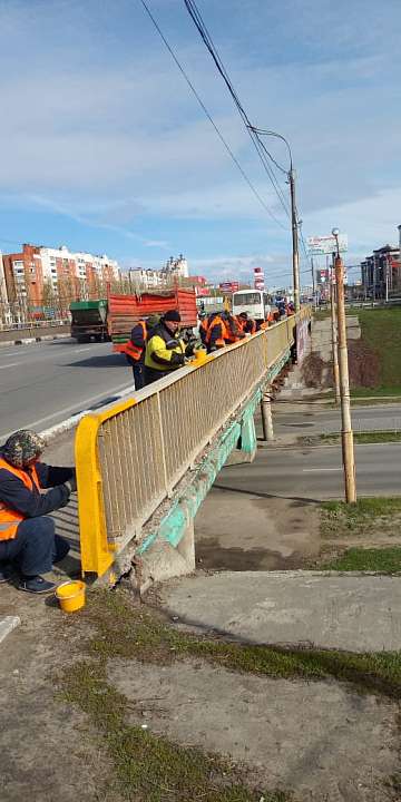 В Коминтерновском районе занимаются чисткой ограды