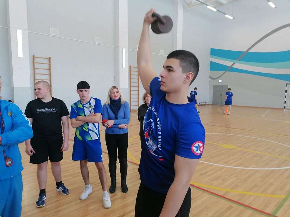 Школьники Левобережного района продемонстрировали мужские качества на конкурсе «А, ну-ка, парни!»