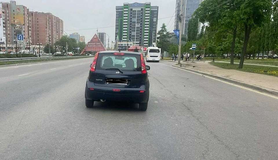 «Ниссан» сбил пенсионера возле памятника Славы в Воронеже