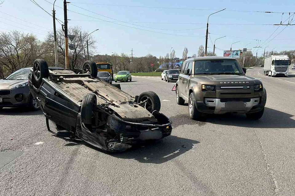 Появились фото с места жёсткого ДТП возле Вогрэсовского моста в Воронеже