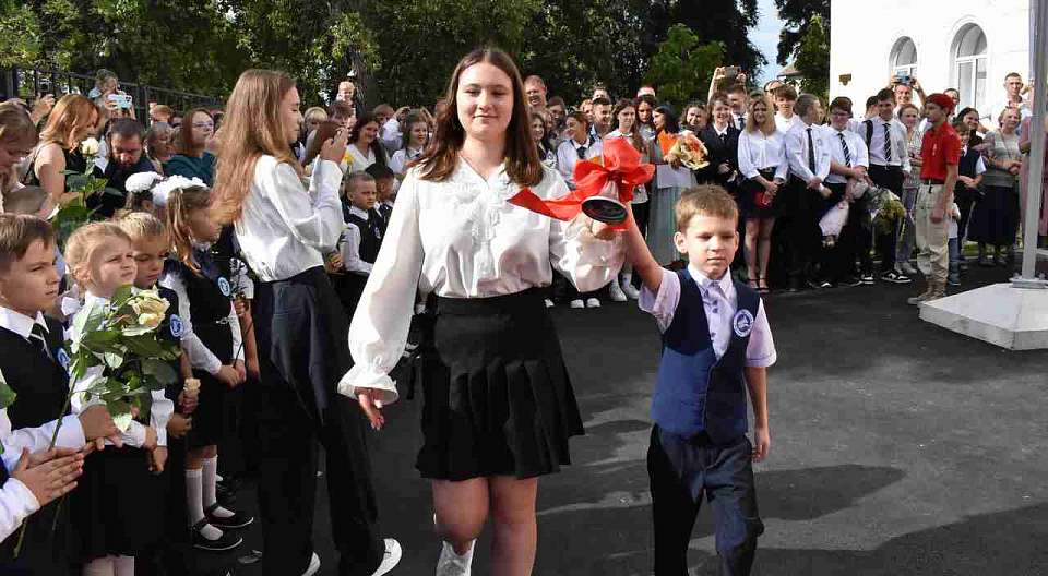 В Ленинском районе в День знаний школьникам вручили награды