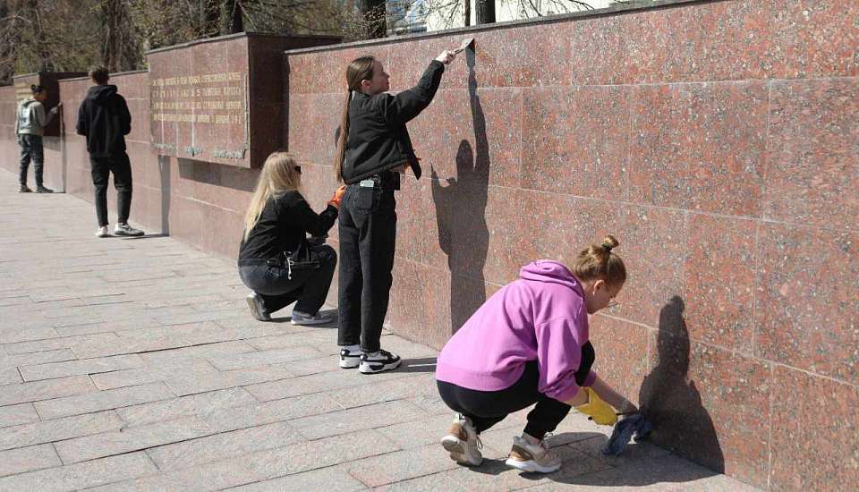 Акция «Чистый обелиск» в Воронеже продолжается